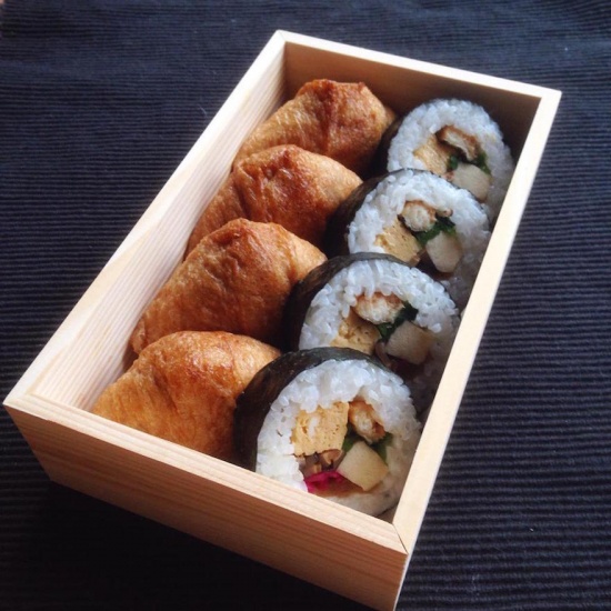 玄米の稲荷ずし　　助六寿司　マクロビオティック料理教室　むそう塾2　折箱