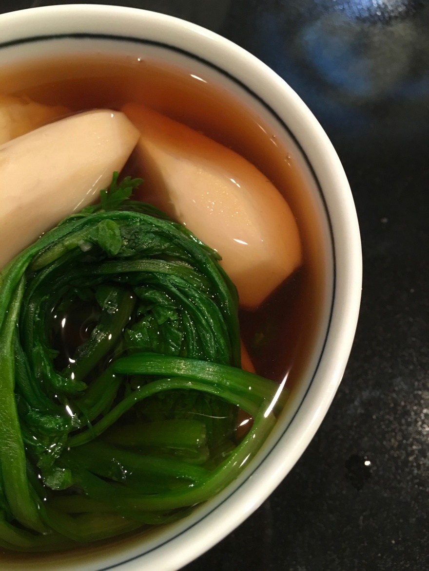 海老芋と菊菜の炊き合わせ